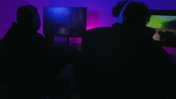 jovem gamers tendo Diversão jogando conectados vídeo jogos com computador às casa - jogos entretenimento e tecnologia conceito video