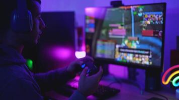 ung spelare har roligt spelar uppkopplad video spel med dator på Hem - gaming underhållning och teknologi begrepp
