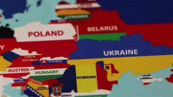 Ukraine pays drapeau contour sur monde carte video