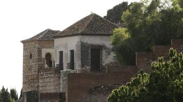 moorse kasteel muren met toeristen bezoekende de zonsondergang in de alcazaba, Malaga video