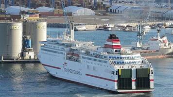 Málaga, Spanien, 2018 - - Kreuzfahrt Schiff Herstellung manövrieren im umkehren im Hafen video