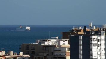 cruzeiro navio Navegando com cidade edifícios dentro a primeiro plano video