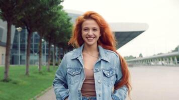 retrato do uma bonita caucasiano mulher com Preto cabelo sorridente e olhando às a Câmera. menina em a rua em uma fundo do moderno interiores sorridente às a Câmera. video