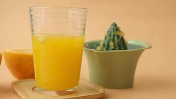 klämma apelsiner in i orange juice, video
