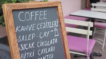 Kafé meny på svart styrelse utomhus- video
