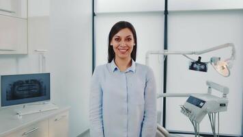 retrato de un niña paciente a el dental clínica. mujer en el médico oficina antes de tratamiento. un paciente esperando para dental tratamiento. video