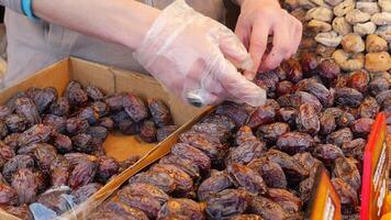 Hommes main dans gants choisir Date des fruits dans une local marché dans Istanbul video