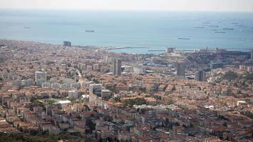 arial se av istanbul stad byggnader och bosporus hav video