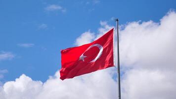 låg vinkel se av turkiska flagga mot himmel. video