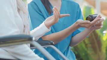 jeune physiothérapeute asiatique travaillant avec une femme âgée sur la marche avec un déambulateur video