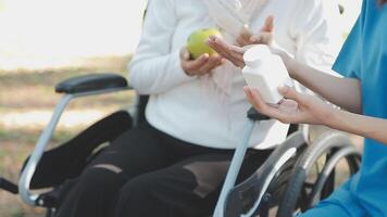 joven fisioterapeuta asiática que trabaja con una anciana caminando con un andador video