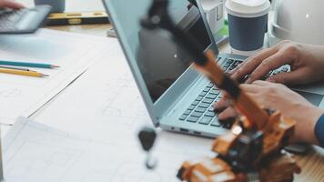 architector en ingenieurs met droogte plan van gebouw en tablet pratend Aan construeren plaats. bouw manager en ingenieur werken Aan gebouw plaats. video