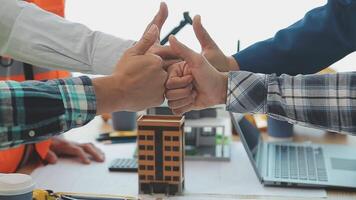 arquitecto y ingenieros con sequía plan de edificio y tableta hablando en construyendo sitio. construcción gerente y ingeniero trabajando en edificio sitio. video