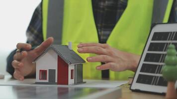 arquitecto y ingenieros con sequía plan de edificio y tableta hablando en construyendo sitio. construcción gerente y ingeniero trabajando en edificio sitio. video