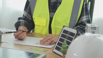 architetto e ingegneri con bozza Piano di edificio e tavoletta parlando su costruzione luogo. costruzione manager e ingegnere Lavorando su edificio luogo. video