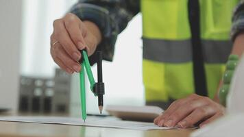 architector en ingenieurs met droogte plan van gebouw en tablet pratend Aan construeren plaats. bouw manager en ingenieur werken Aan gebouw plaats. video