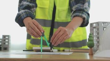 architecte et ingénieurs avec Brouillon plan de bâtiment et tablette parlant sur construire placer. construction directeur et ingénieur travail sur bâtiment placer. video