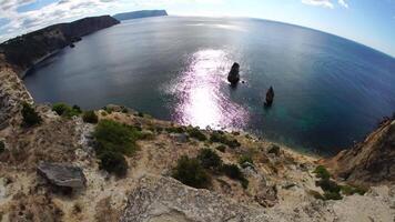 aereo Visualizza su calma azzurro mare e vulcanico roccioso sponde. piccolo onde su acqua superficie. natura estate oceano mare spiaggia Visualizza. nessuno. vacanza, vacanza e viaggio concetto. tempo metereologico e clima modificare video