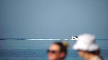 yacht su calma mare. lusso crociera viaggio. lato Visualizza di bianca barca su in profondità blu acqua. aereo Visualizza di ricco yacht andare in barca mare. estate viaggio su lusso nave. video