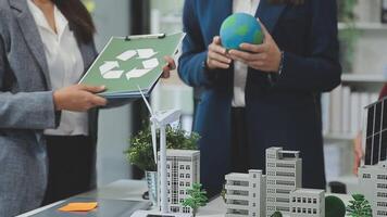 esg miljö- social styrning visa på bärbar dator på miljövänlig företag möte med företag människor genomförande miljö- skydd för rena och hållbar framtida ekologi. banbrytande video