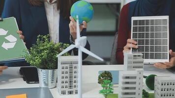 esg ambientale sociale governo Schermo su il computer portatile su eco-friendly azienda incontro con attività commerciale persone implementazione ambientale protezione per pulito e sostenibile futuro ecologia. trailblazing video