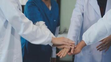 A handshake between an MR and a doctor who comes to the hospital on a sales call and shakes hands to seal the deal. Faceless scene. video