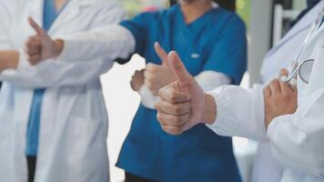 A handshake between an MR and a doctor who comes to the hospital on a sales call and shakes hands to seal the deal. Faceless scene. video