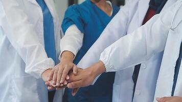 A handshake between an MR and a doctor who comes to the hospital on a sales call and shakes hands to seal the deal. Faceless scene. video