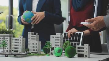 esg ambientale sociale governo Schermo su il computer portatile su eco-friendly azienda incontro con attività commerciale persone implementazione ambientale protezione per pulito e sostenibile futuro ecologia. trailblazing video