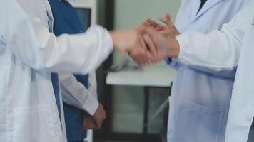 A handshake between an MR and a doctor who comes to the hospital on a sales call and shakes hands to seal the deal. Faceless scene. video