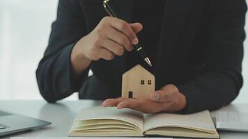 Fastighetsmäklare att analysera och fatta beslut om ett bostadslån till kund för att underteckna kontraktshandlingar för fastighetsköp, bankanställda rekommenderar godkännande av bolån. video
