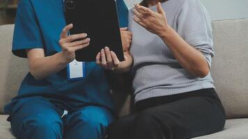 cerca arriba doctor, asiático médico hablar con antiguo hembra paciente acerca de enfermedad síntoma, médico utilizar estetoscopio escuchando pulmón de paciente, mayor salud cheque arriba, felicidad hospital video