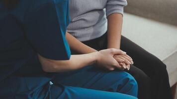 émotif confort stockée dans empreintes. coup de un méconnaissable médecin en portant mains avec sa patient pendant une consultation. video