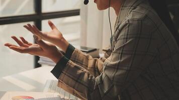 proche en haut casque de musique asiatique fille presse nombre sur Téléphone et réponse répondre client ou partenaire dans opération pièce pour affaires et La technologie concept. video