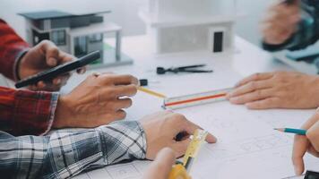 arquitecto y ingenieros con sequía plan de edificio y tableta hablando en construyendo sitio. construcción gerente y ingeniero trabajando en edificio sitio. video