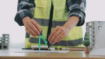 architecte et ingénieurs avec Brouillon plan de bâtiment et tablette parlant sur construire placer. construction directeur et ingénieur travail sur bâtiment placer. video