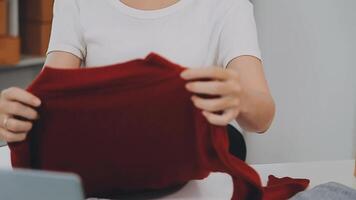 joven y atractiva mujer asiática propietaria de un negocio de inicio mira el trabajo de la cámara feliz con la caja en casa prepara la entrega de paquetes en la cadena de suministro de pymes, adquisiciones, omnicanal o concepto de cuarentena de coronavirus. video