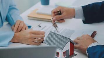 Fastighetsmäklare att analysera och fatta beslut om ett bostadslån till kund för att underteckna kontraktshandlingar för fastighetsköp, bankanställda rekommenderar godkännande av bolån. video