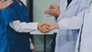 A handshake between an MR and a doctor who comes to the hospital on a sales call and shakes hands to seal the deal. Faceless scene. video