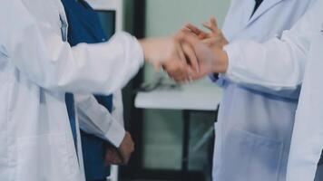 A handshake between an MR and a doctor who comes to the hospital on a sales call and shakes hands to seal the deal. Faceless scene. video