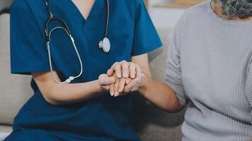 une poignée de main entre un Monsieur et une médecin qui vient à le hôpital sur une Ventes appel et secoue mains à joint le accord. sans visage scène. video