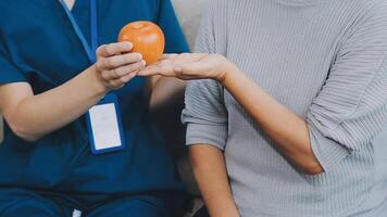 proche en haut médecin, asiatique médecin parler avec vieux femelle patient à propos maladie symptôme, médecin utilisation stéthoscope écoute poumon de patient, personnes âgées santé vérifier en haut, bonheur hôpital video