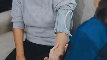 emotioneel comfort opgeslagen in vingerafdrukken. schot van een onherkenbaar dokter Holding handen met haar geduldig gedurende een overleg. video