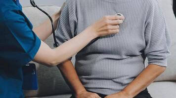 doctor, mayor paciente y corazón derrotar, estetoscopio y consulta con cardiología y cheque aliento sonido. ayuda, confiar y cuidado de la salud, masculino médico y mujer a hospital con cardiovascular salud video