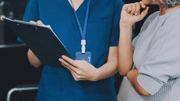 proche en haut médecin, asiatique médecin parler avec vieux femelle patient à propos maladie symptôme, médecin utilisation stéthoscope écoute poumon de patient, personnes âgées santé vérifier en haut, bonheur hôpital video