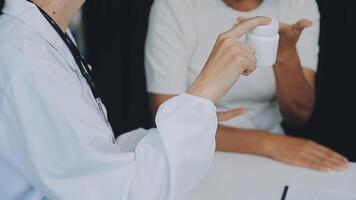 proche en haut médecin, asiatique médecin parler avec vieux femelle patient à propos maladie symptôme, médecin utilisation stéthoscope écoute poumon de patient, personnes âgées santé vérifier en haut, bonheur hôpital video