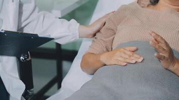 émotif confort stockée dans empreintes. coup de un méconnaissable médecin en portant mains avec sa patient pendant une consultation. video