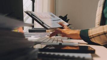 mãos do jovem contemporâneo escritório Gerente sobre computador portátil teclado durante trabalhos sobre Novo o negócio projeto de mesa video