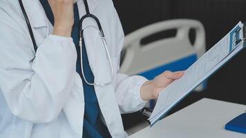 médico y paciente discutiendo algo mientras están sentados en la mesa. concepto de medicina y atención de la salud. medico y paciente video