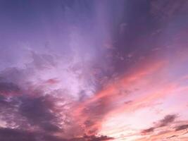 hermosa y romántico puesta de sol en el cielo foto